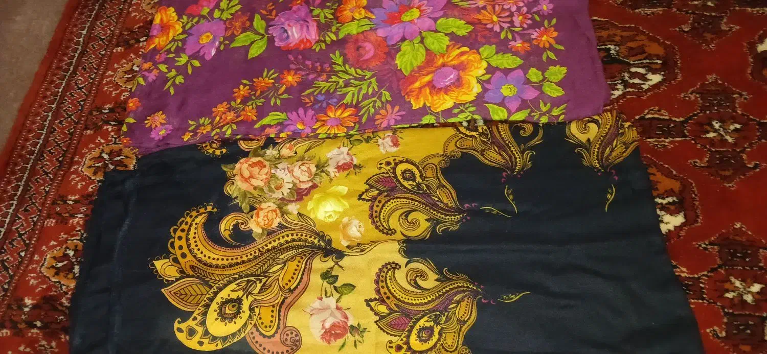 یک جفت چارقدپولینی.یک جفت کفش|لباس|گنبد کاووس, |دیوار