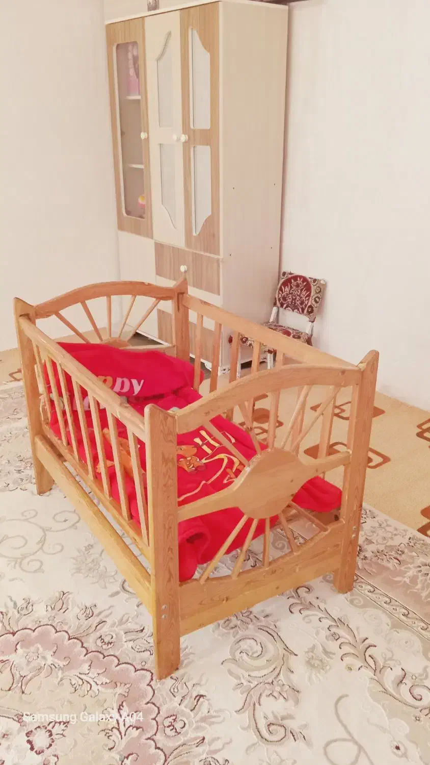 تخت گهواره|تخت و صندلی بچه|کبودرآهنگ, |دیوار