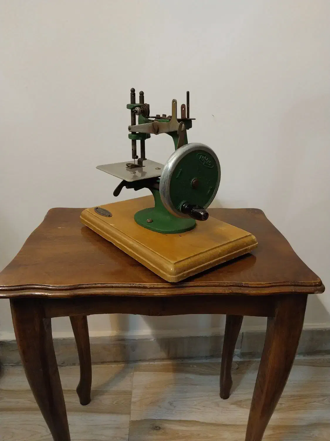 چرخ خیاطی قدیمی انگلیسی با قدمت بالای 80 سال|کلکسیون اشیاء عتیقه|تهران, جنت‌آباد مرکزی|دیوار