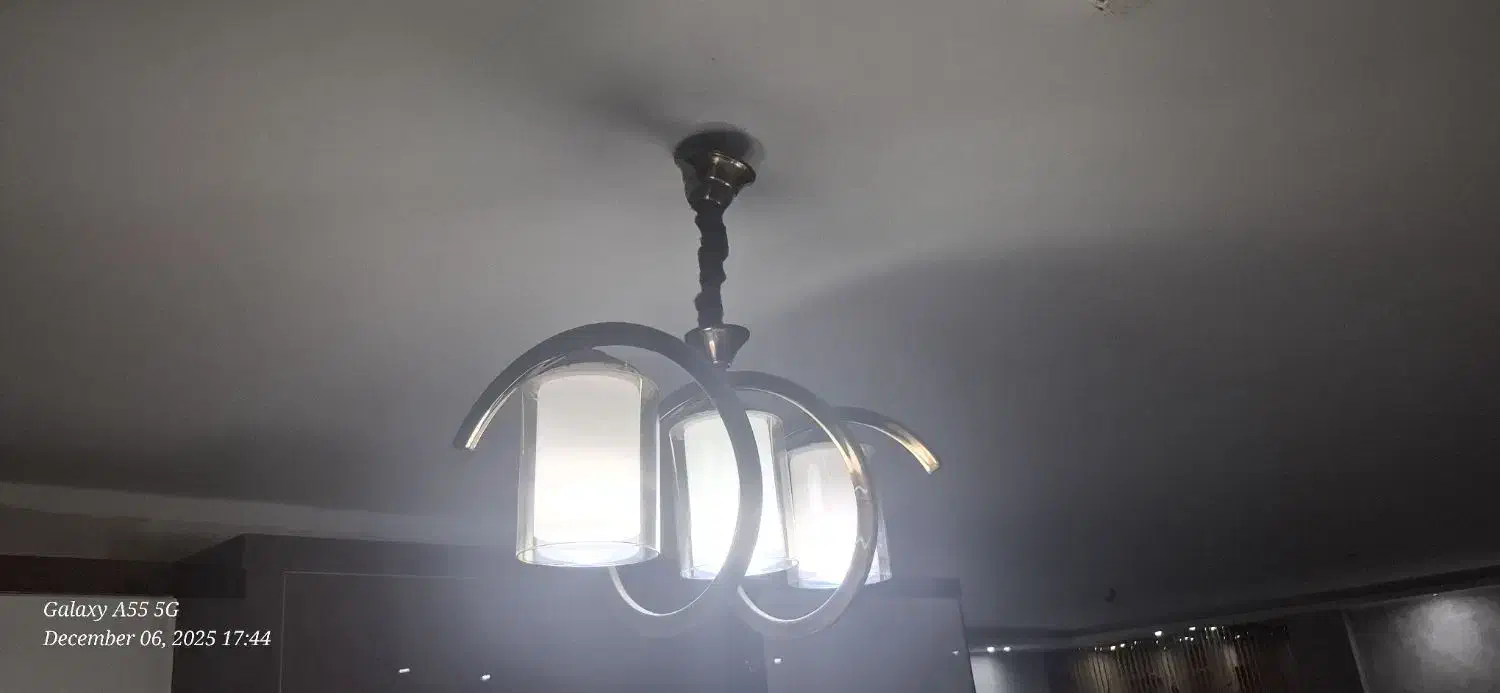 لوستر سه شعله شیک و تمیز|لوستر و چراغ آویز|اصفهان, شفق|دیوار