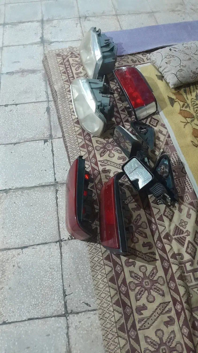 سه عدد چراغ خطر پژودوعددآینه دوعددچراغ جلو پژو|قطعات یدکی و لوازم جانبی|قم, محمد آباد|دیوار