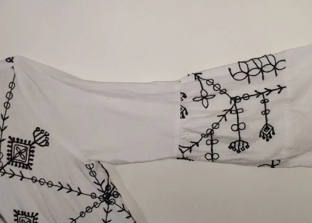 مانتو سفید گلدوزی شده|لباس|نیشابور, گنبد سبز|دیوار