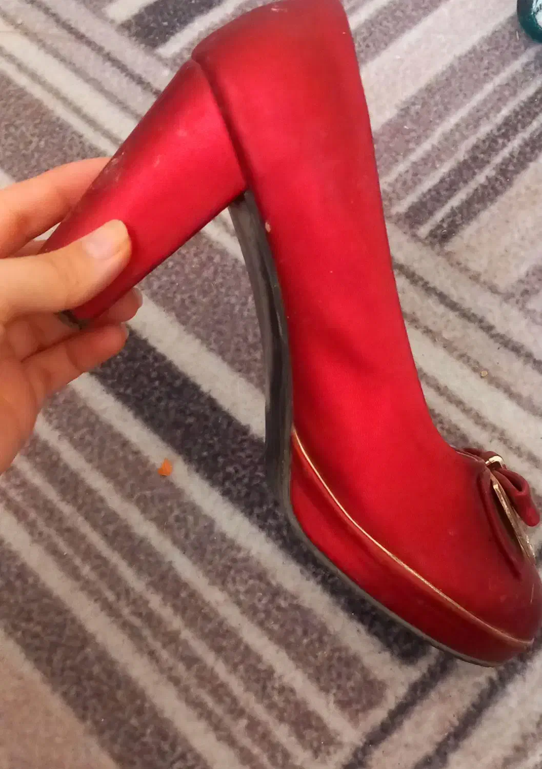 کفش|کیف، کفش، کمربند|تربت جام, میان جام|دیوار