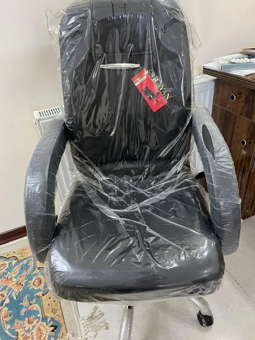 صندلی در حد نو|دفتر کار|فولادشهر, C3|دیوار