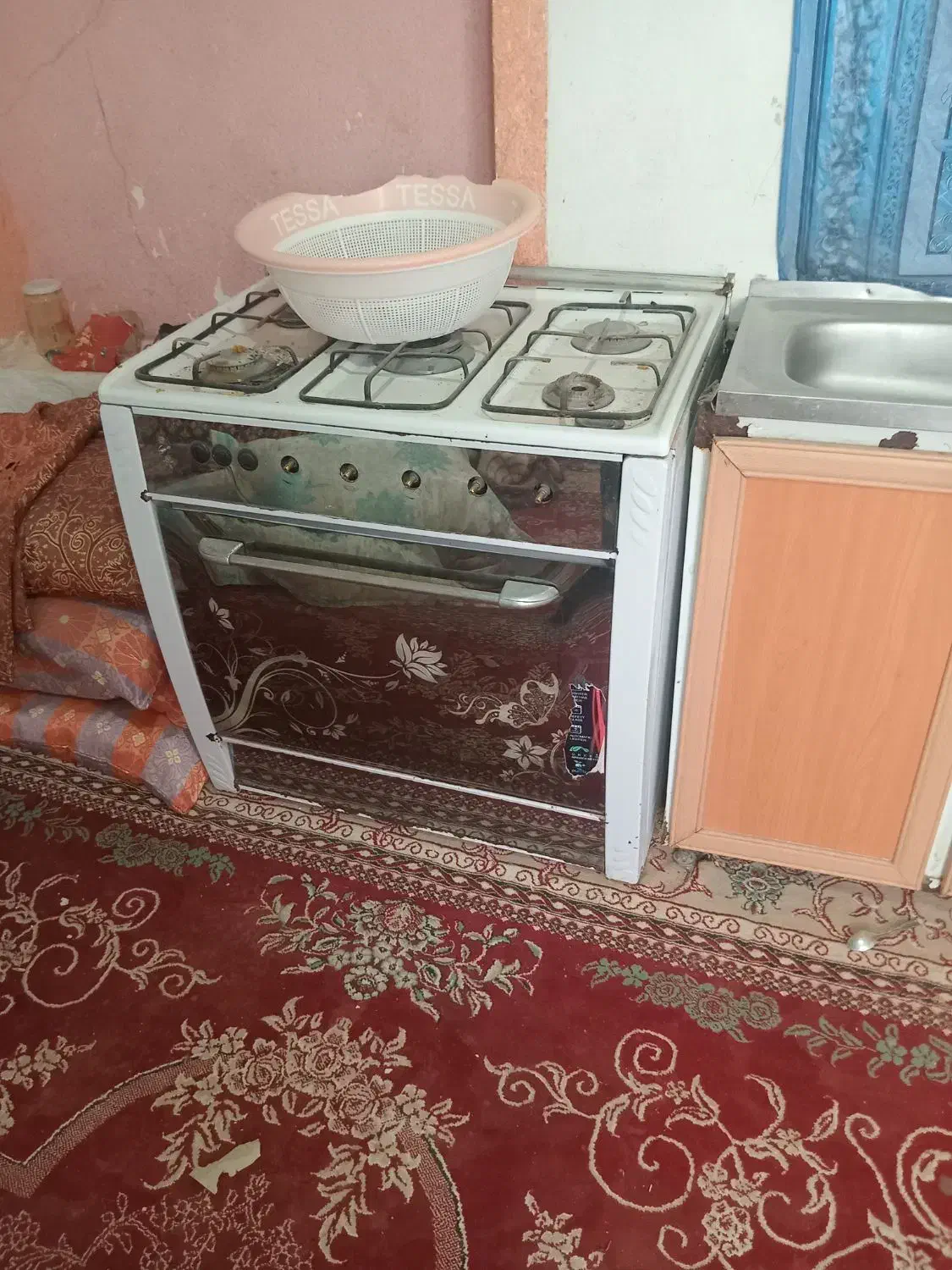 چهارتا فرش خوب ویک عددپتوشور ویک اجاق گازدار|فرش|میاندوآب, |دیوار