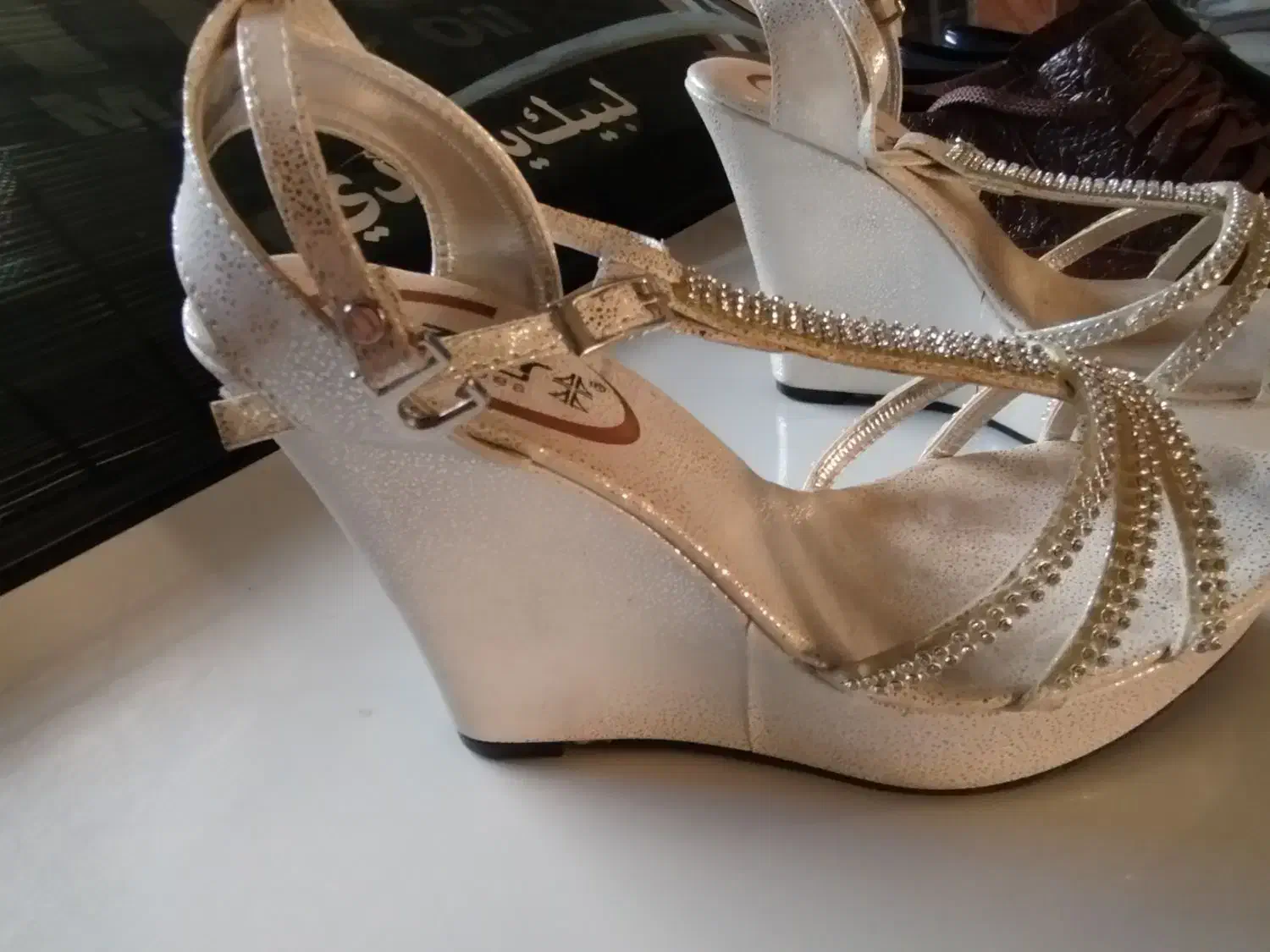 کفش|کیف، کفش، کمربند|شیراز, کوشک بیدک|دیوار