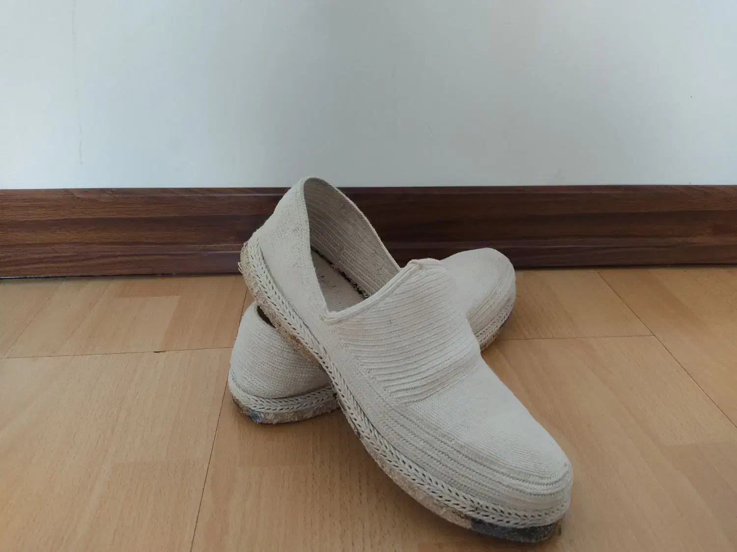 گیوا|کیف، کفش، کمربند|دهگلان, |دیوار