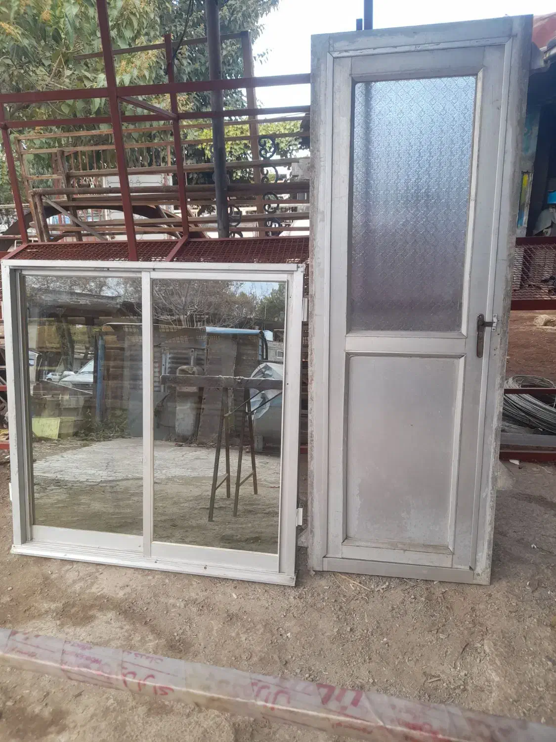 درب سرویس و یک عدد پنجره الومینیوم نقره ای|مصالح و تجهیزات ساختمان|گرگان, |دیوار