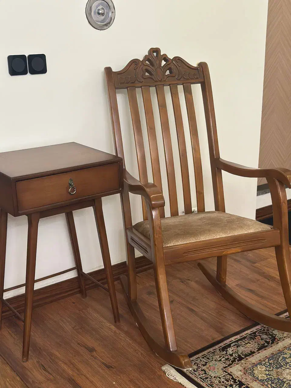 صندلی راک و میز|صندلی و نیمکت|چالوس, |دیوار