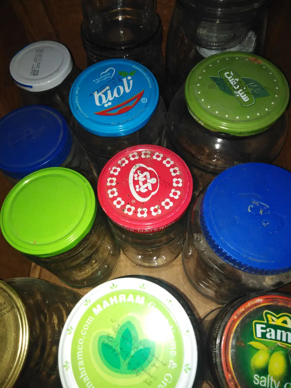 تعدادی شیشه|ظروف نگهدارنده، پلاستیکی، یک‌بارمصرف|گرگان, |دیوار