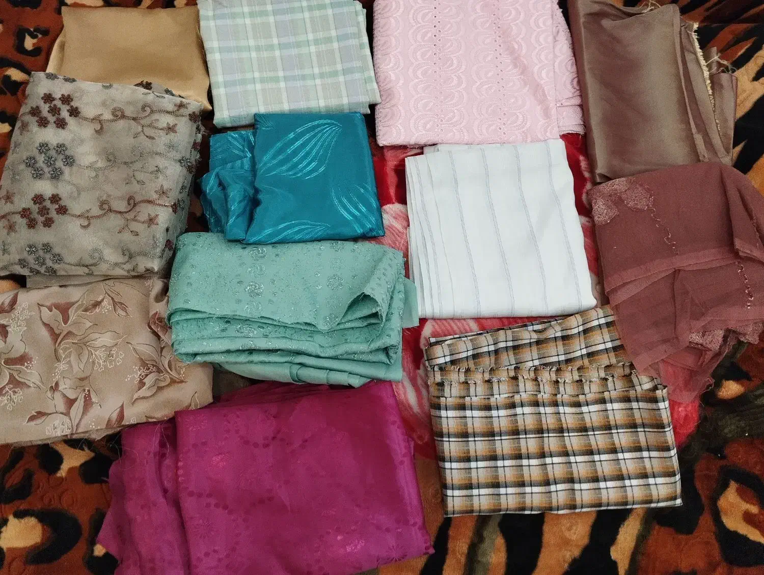 پارچه|لوازم خیاطی و بافتنی|لنجان, |دیوار