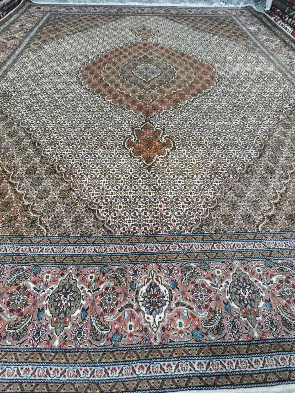 فرش ۴۰ رج ماهی خوی|فرش|تسوج, |دیوار