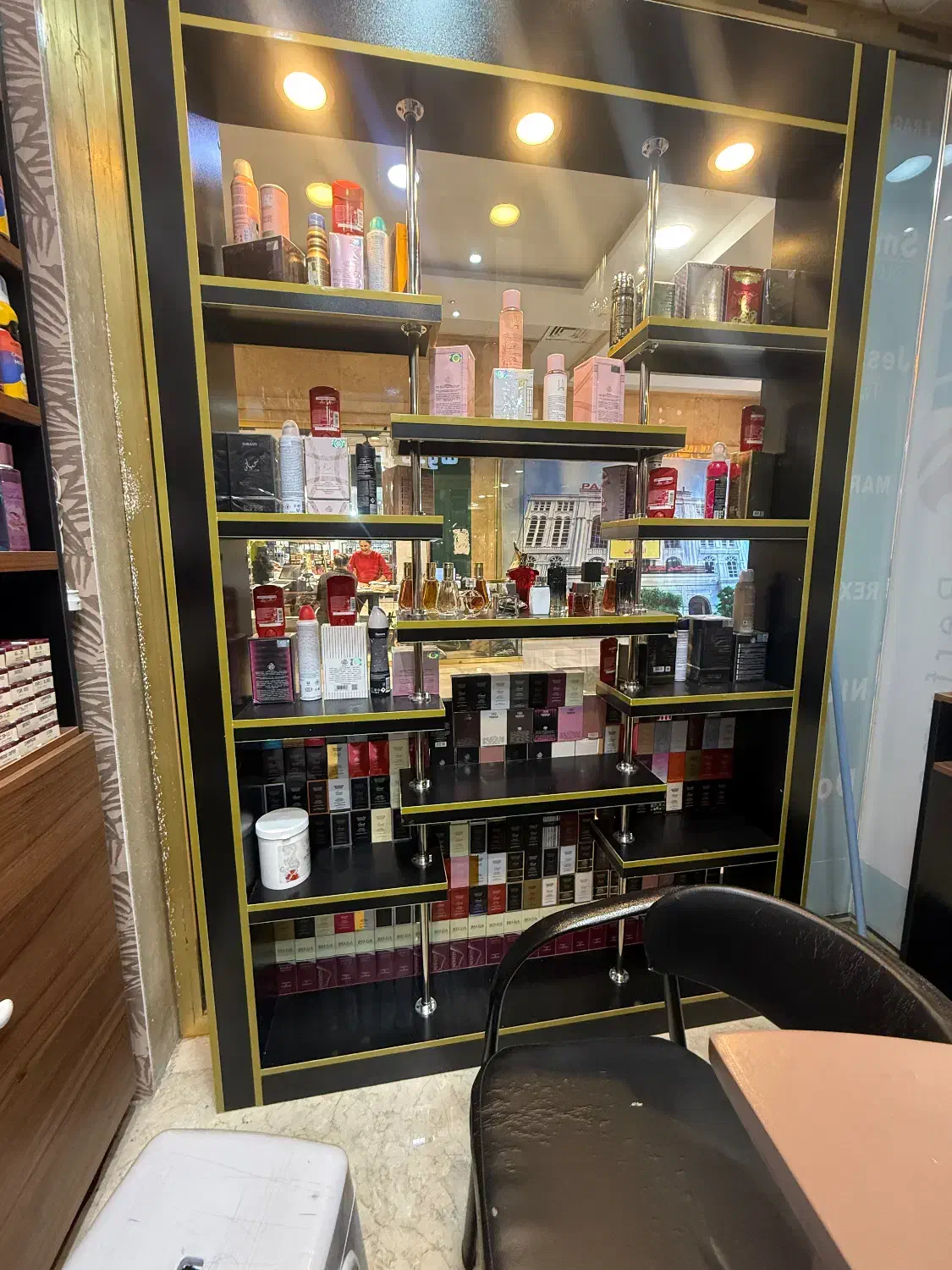 دکور فروشگاه 2 میز فروشگاهی 1 میز کانتر و 1 ویترین|فروشگاه و مغازه|تهران, مدائن|دیوار