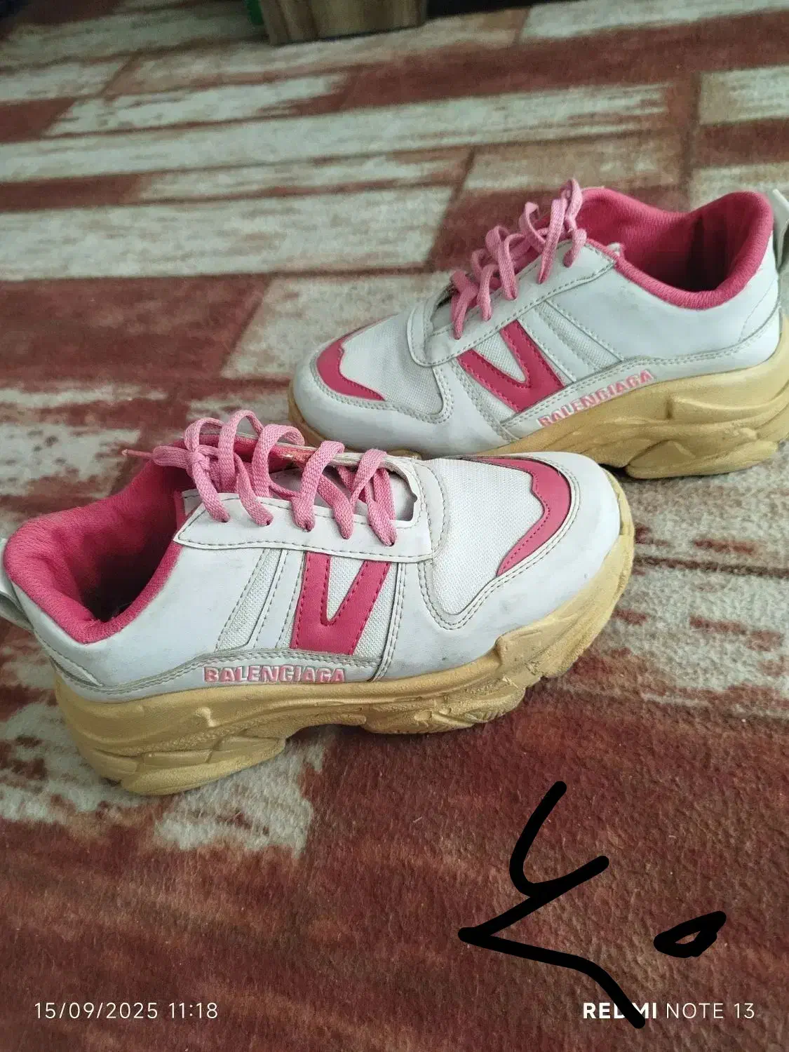 کفش|کیف، کفش، کمربند|خوی, |دیوار