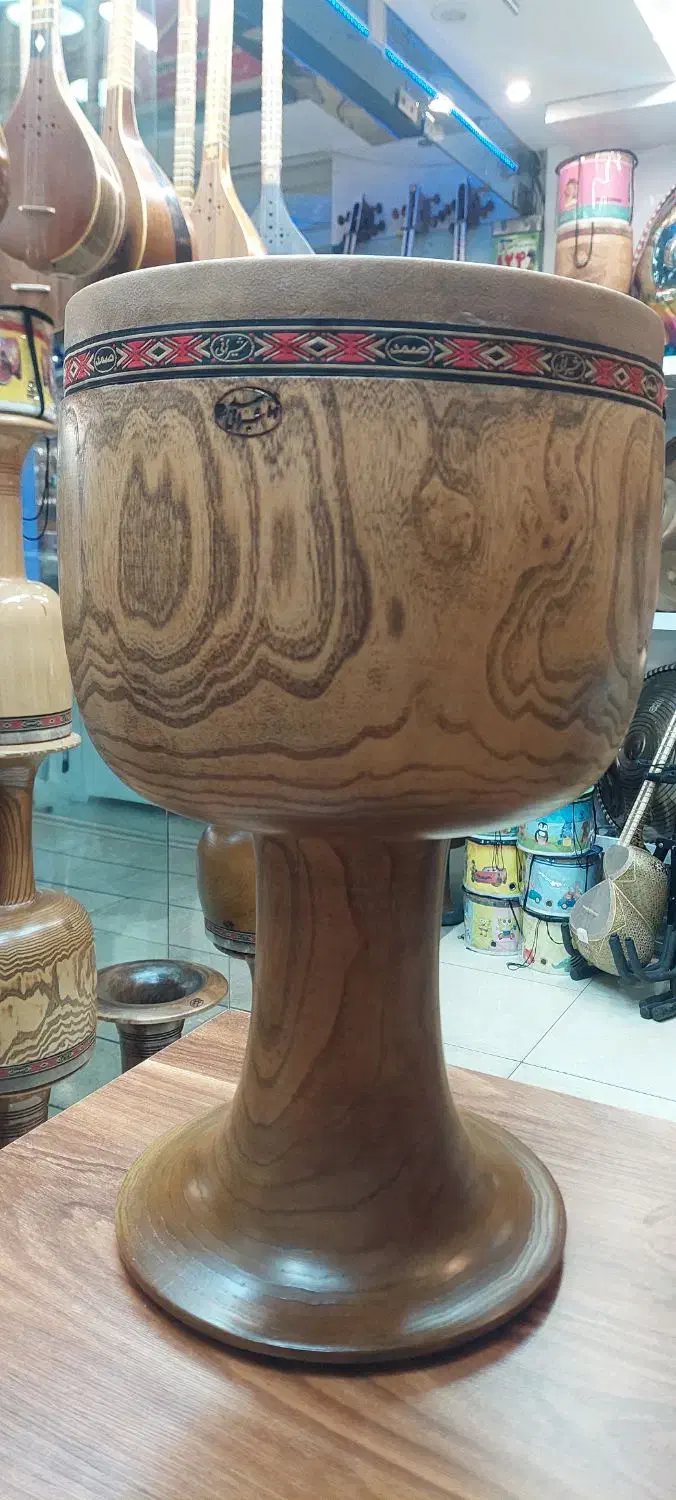 تمبک شیرانی چوب زبون گنجشک|سازهای سنتی|اصفهان, باغ نگاره|دیوار