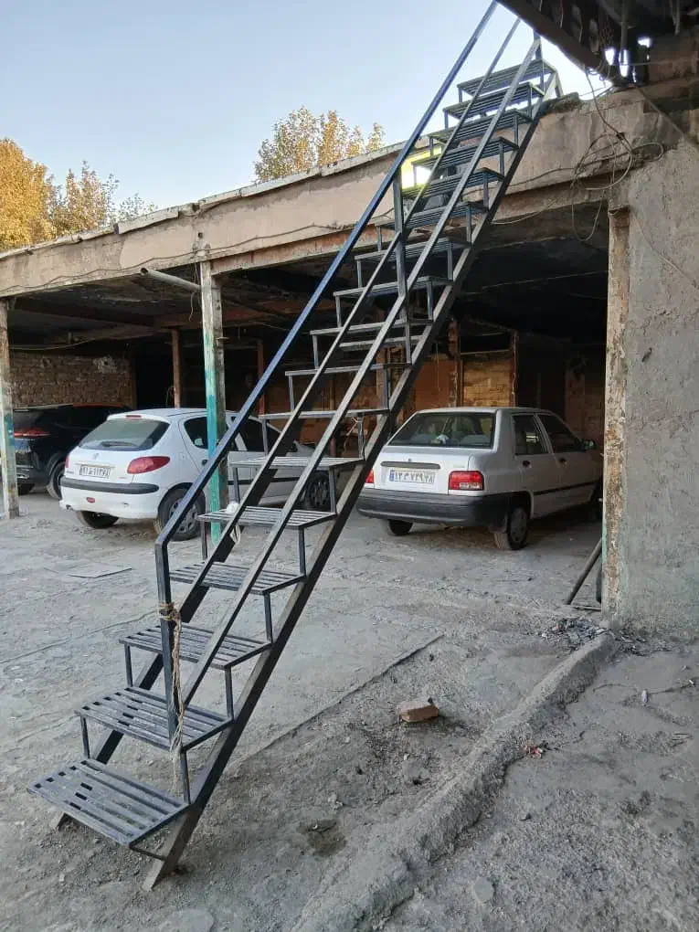 پله آهنی بدون زنگ زدگی رنگ شده سالم|مصالح و تجهیزات ساختمان|هشتگرد, شهرک اقدسیه|دیوار