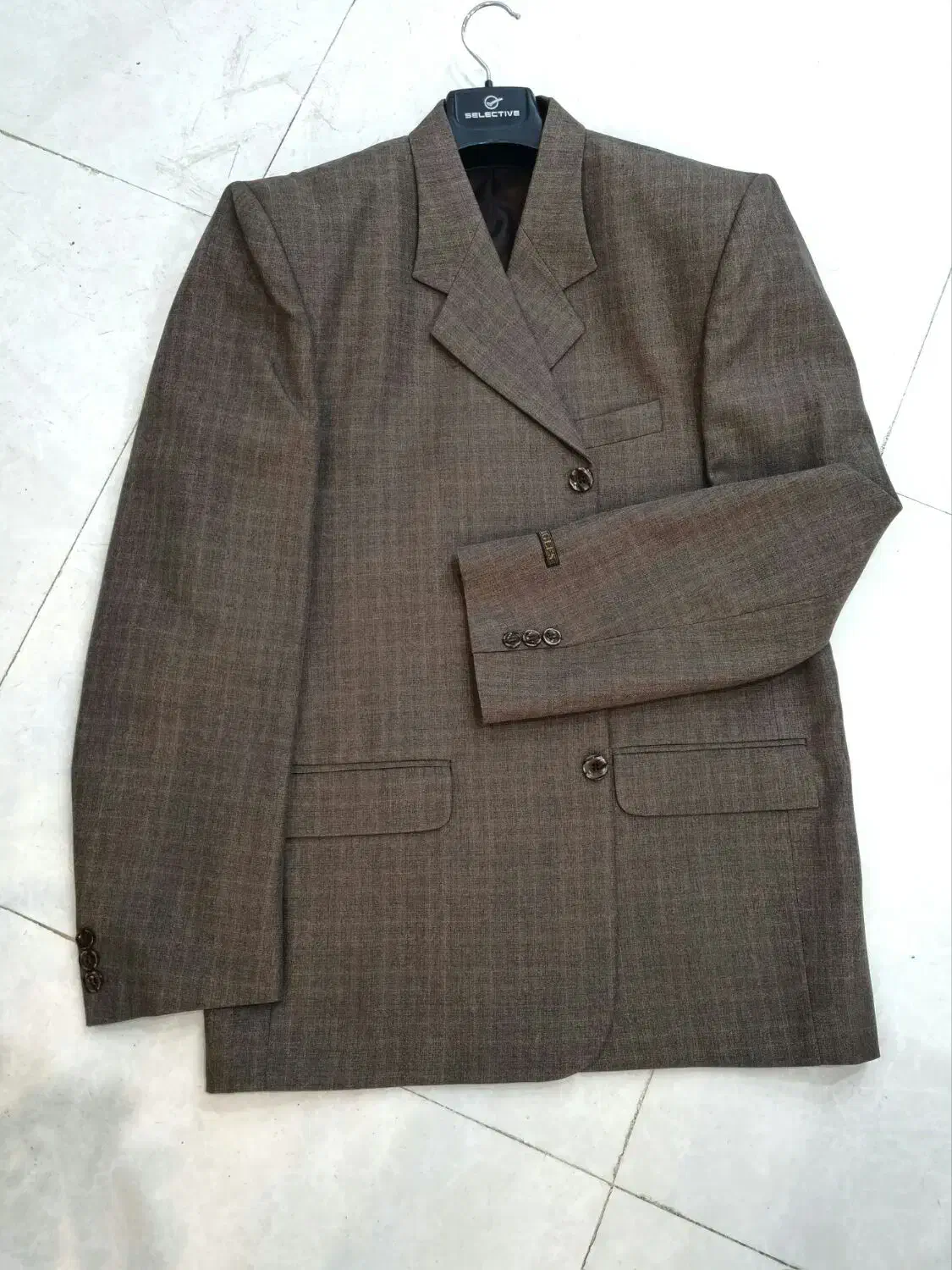 کت و شلوار|لباس|شیراز, هفت تنان|دیوار