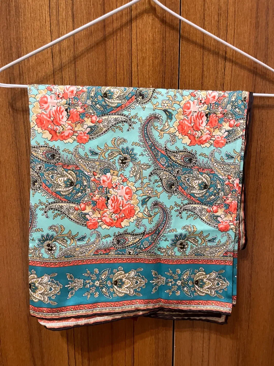 شال و روسری|لباس|فومن, |دیوار