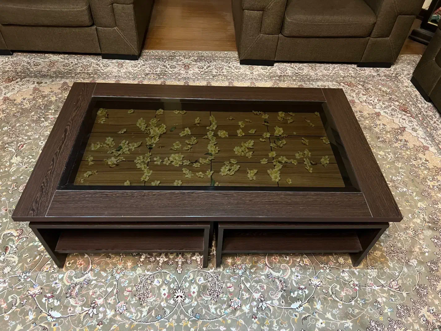 میز وسط همراه با چهار گل میز|مبلمان خانگی و میز عسلی|شاهین‌شهر, شیخ بهایی|دیوار