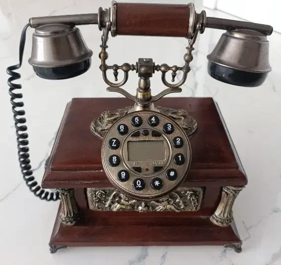 تلفن رو میزی آنتیک عتیقه طرح قدیم چوبی بسیار زیبا|کلکسیون اشیاء عتیقه|مشهد, حجت|دیوار