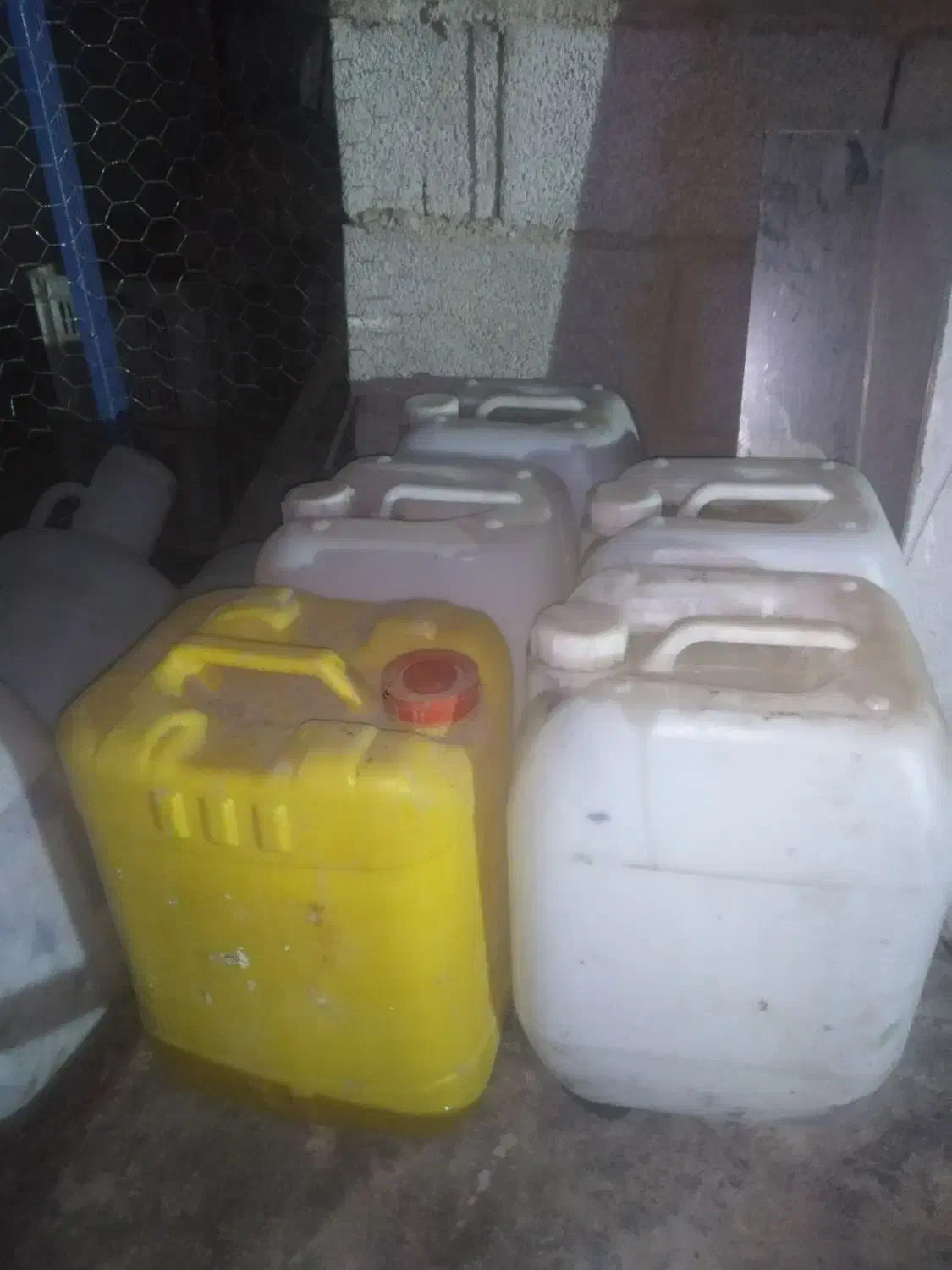 تعدادی گالن و دبه پلاستیکی|ظروف نگهدارنده، پلاستیکی، یک‌بارمصرف|گنبد کاووس, |دیوار