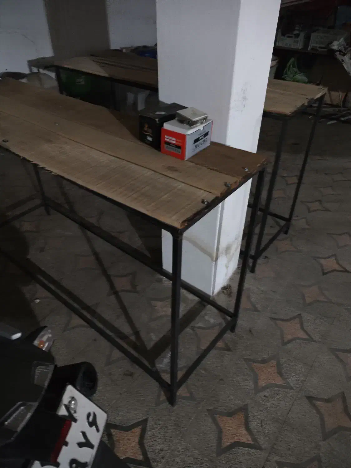 میز اهنی محمکم|میز و صندلی غذاخوری|لاهیجان, کاروانسرابر|دیوار