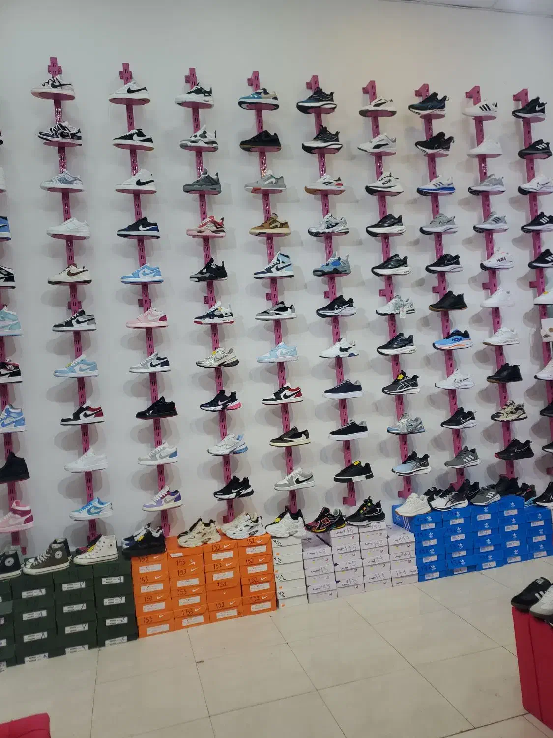 فروشنده خانوم فروش کفش نیازمندیم|استخدام خدمات فروشگاه و رستوران|تهران, بهارستان|دیوار