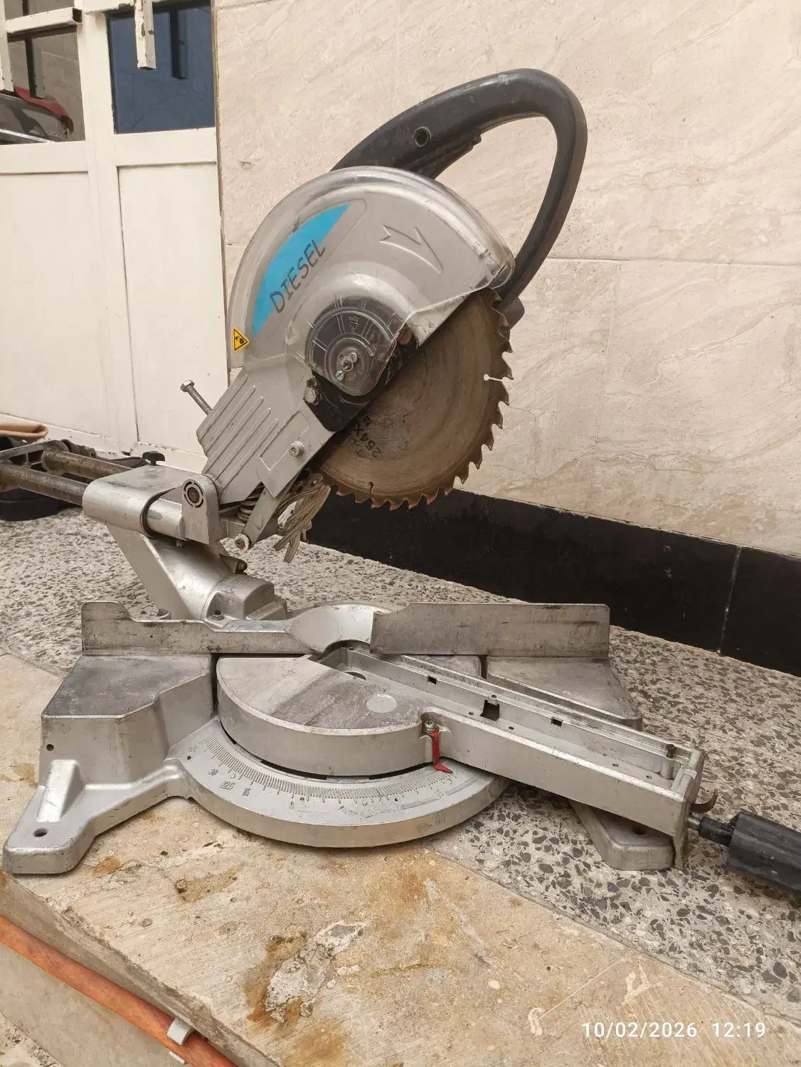 آره فارسی بر|ابزارآلات|رباط‌کریم, رباط‌کریم|دیوار