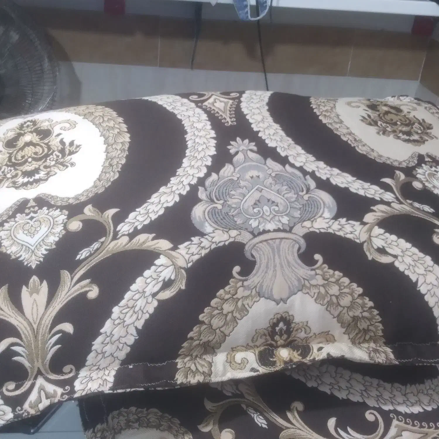 روبالشتی به فروش میرسد|رختخواب، بالش، پتو|فامنین, |دیوار