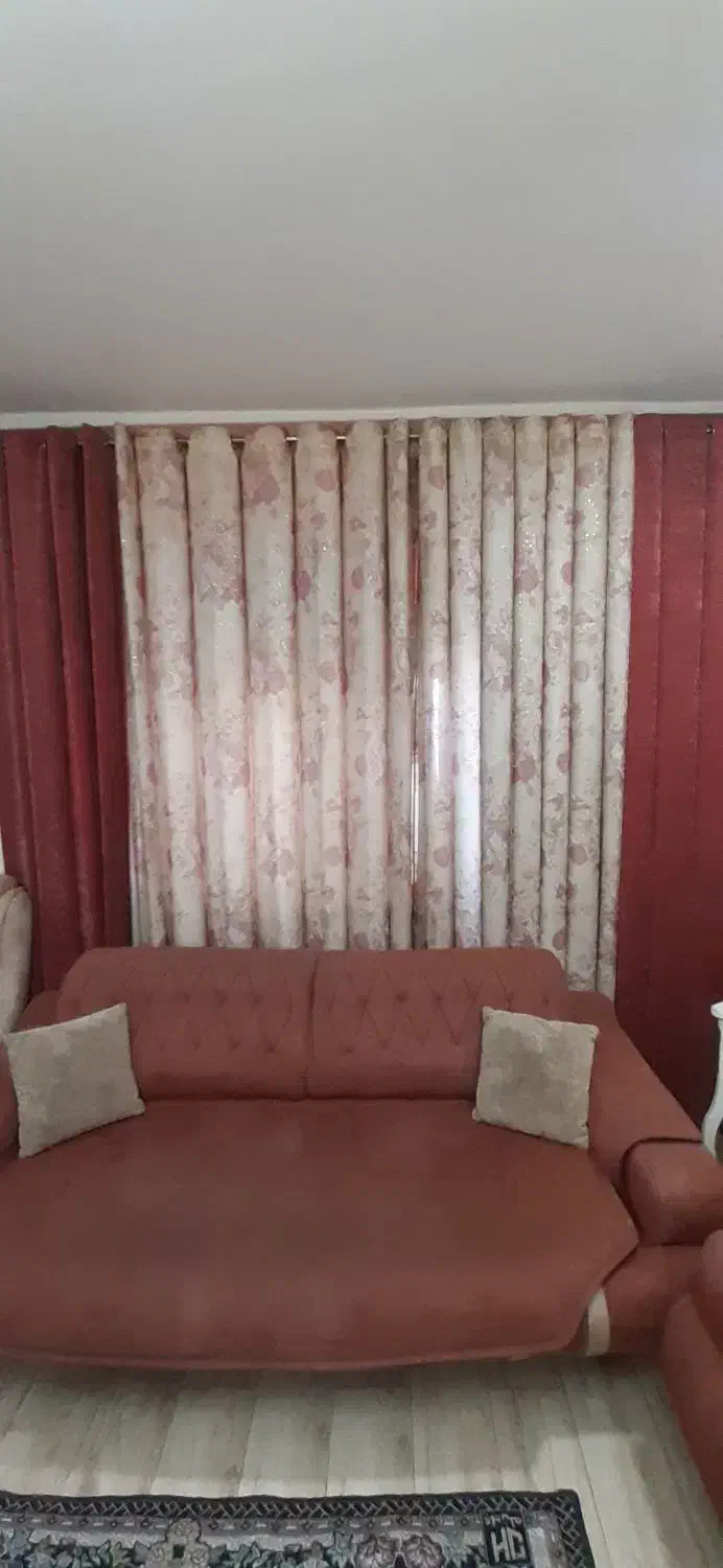 مبل چسترامریکایی با پرده|مبلمان خانگی و میز عسلی|بندر امام خمینی, |دیوار