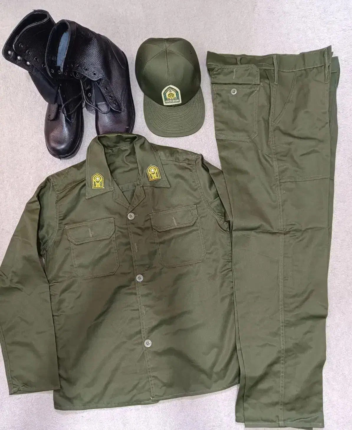 لباس کفش و کلاه سربازی|لباس|یزد, |دیوار