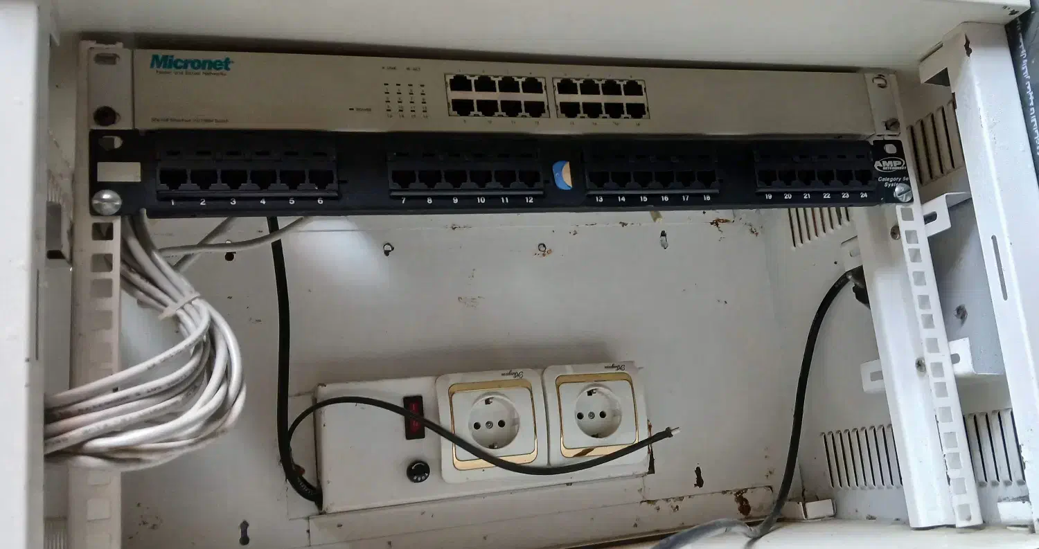 سوئیچ شبکه ۲۴ پورت|مودم و تجهیزات شبکه|تولم شهر, |دیوار