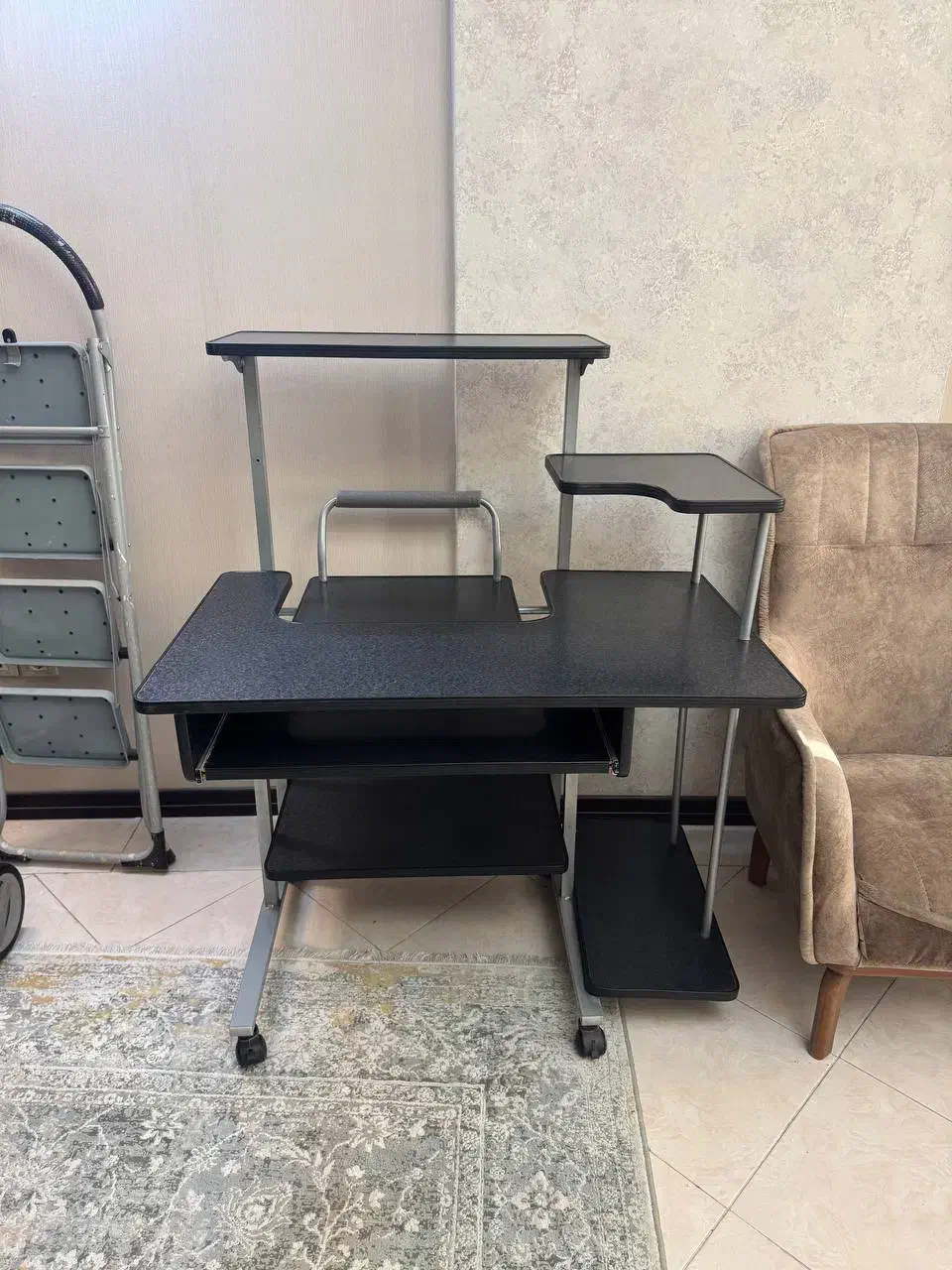 میز کامپیوتر در حد نو سالم|میز تحریر و کامپیوتر|شیراز, زرهی|دیوار