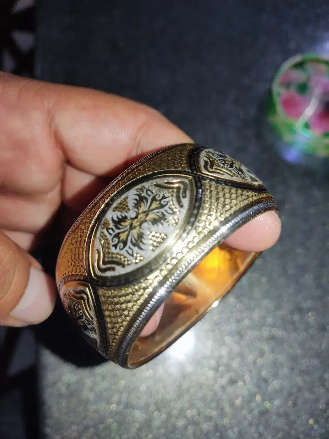 طلا یک درصد بالای تابلو|جواهرات|جم, |دیوار