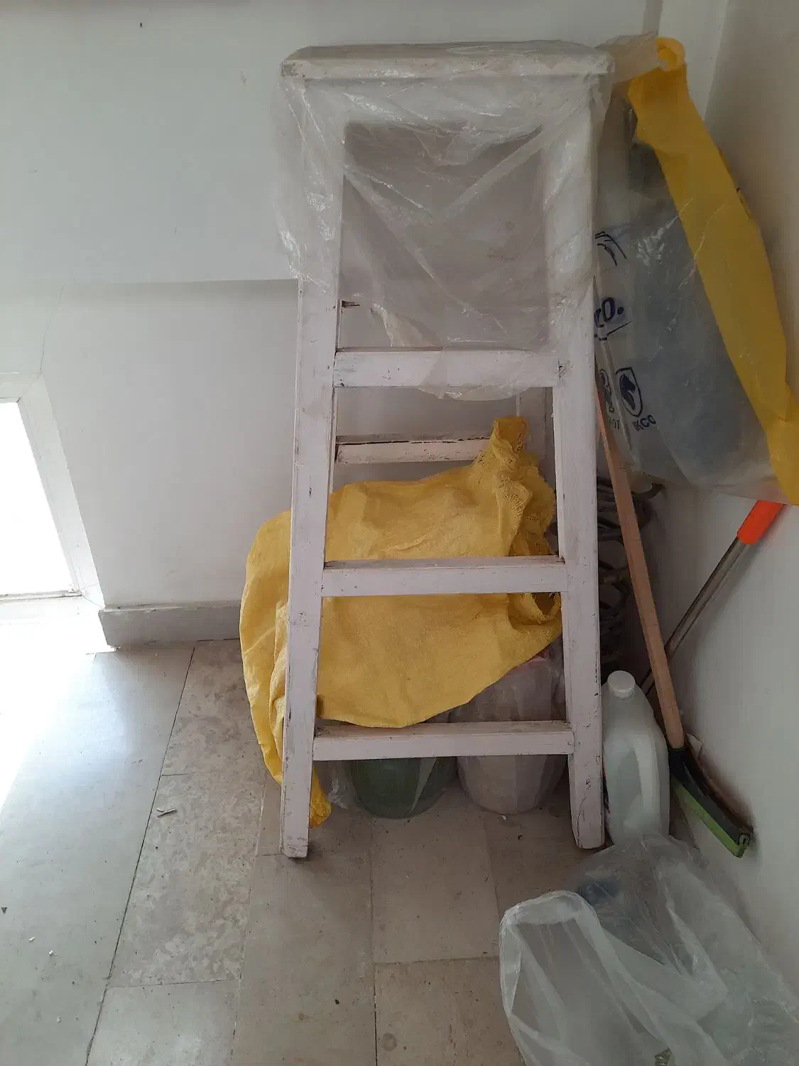 چهار پایه چوبی|صندلی و نیمکت|اردبیل, |دیوار