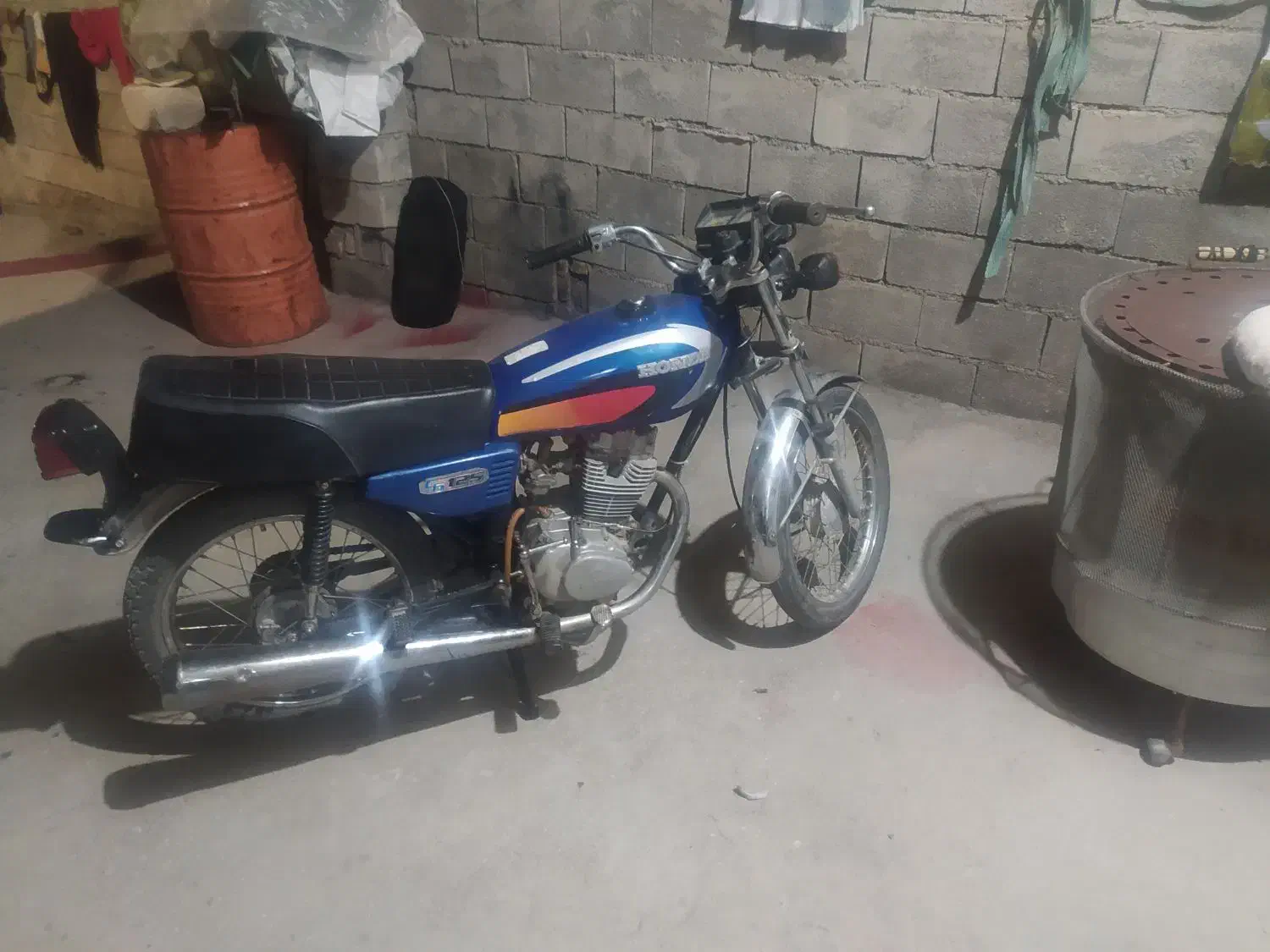 صندلی  سیاه|صندلی و نیمکت|آبدانان, |دیوار