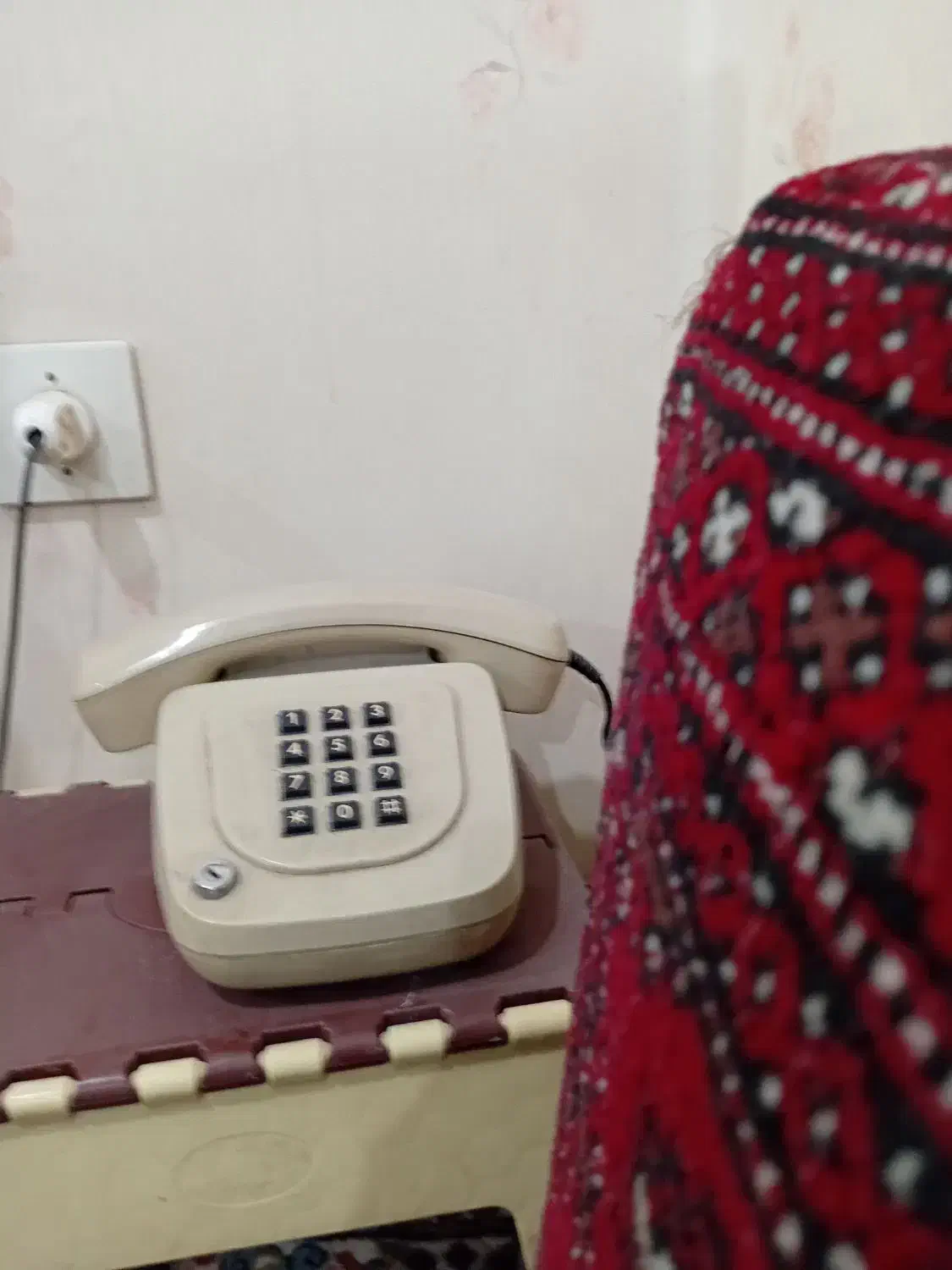 فر ش تلفن قدیمی|کلکسیون اشیاء عتیقه|بهبهان, |دیوار