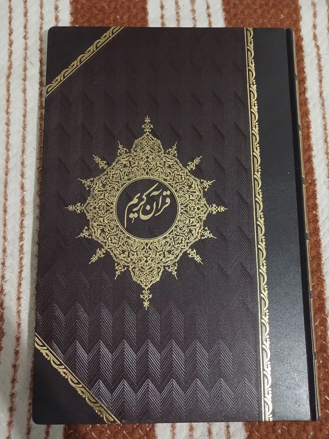 قرآن بزرگ ۳۰ در ۴۵ گلاسه|کتاب و مجله مذهبی|مشهد, حرم مطهر رضوی|دیوار