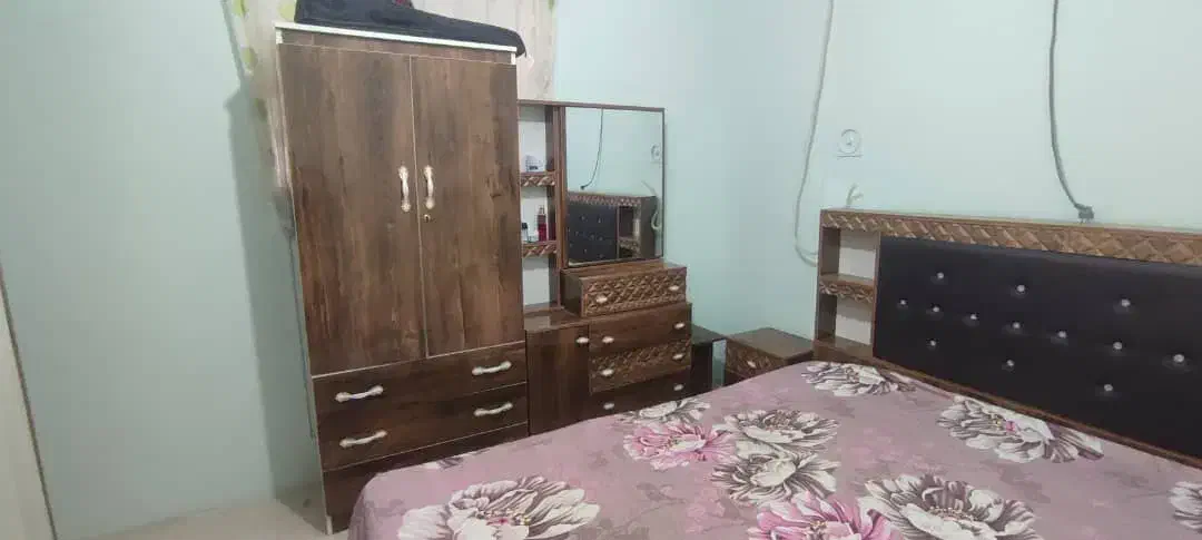 تخت خواب دو نفره و میز آرایش و دراور و میز پا تختی|تخت و سرویس خواب|بروجرد, |دیوار
