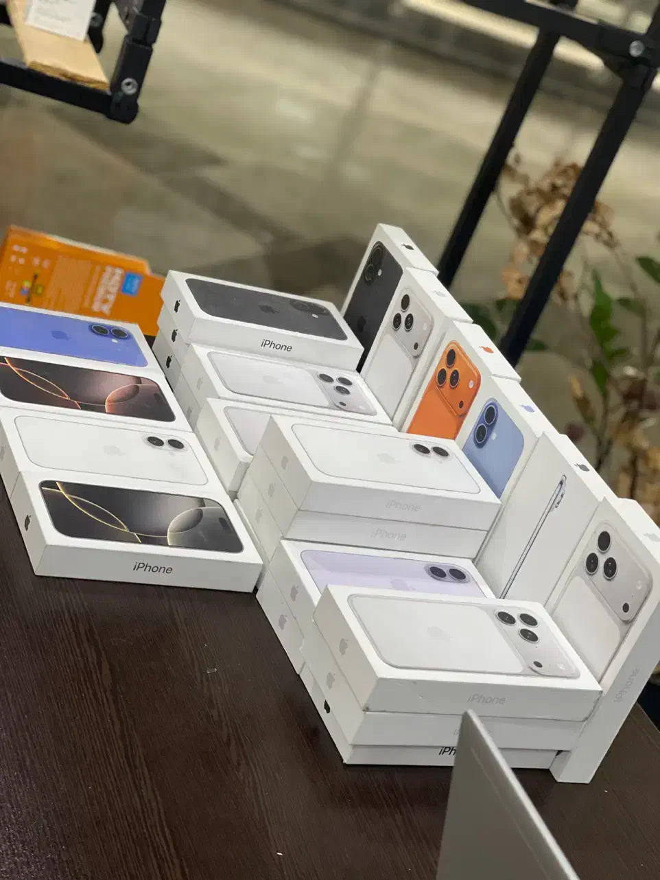 ایفون 17نرمال حافظه ۲۵۶ نات اکتیوCHA مشکی سیلور|موبایل|تهران, میدان ولیعصر|دیوار