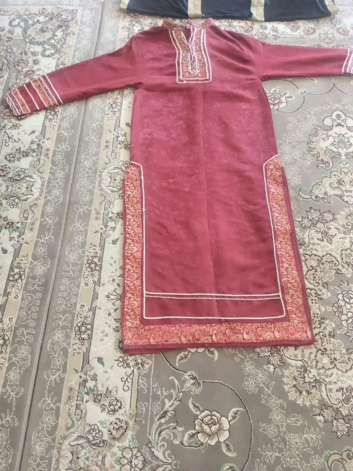 تعدای لباس تعزیه خوانی|لباس|تفرش, |دیوار