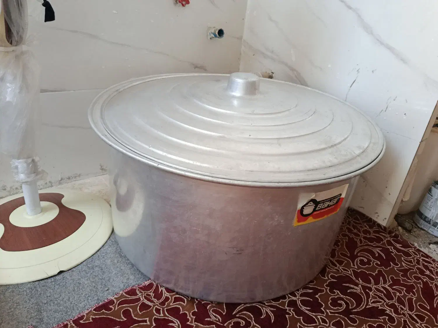 قابلمه بزرگ روحی نو|ظروف پخت‌وپز|چهارباغ, |دیوار