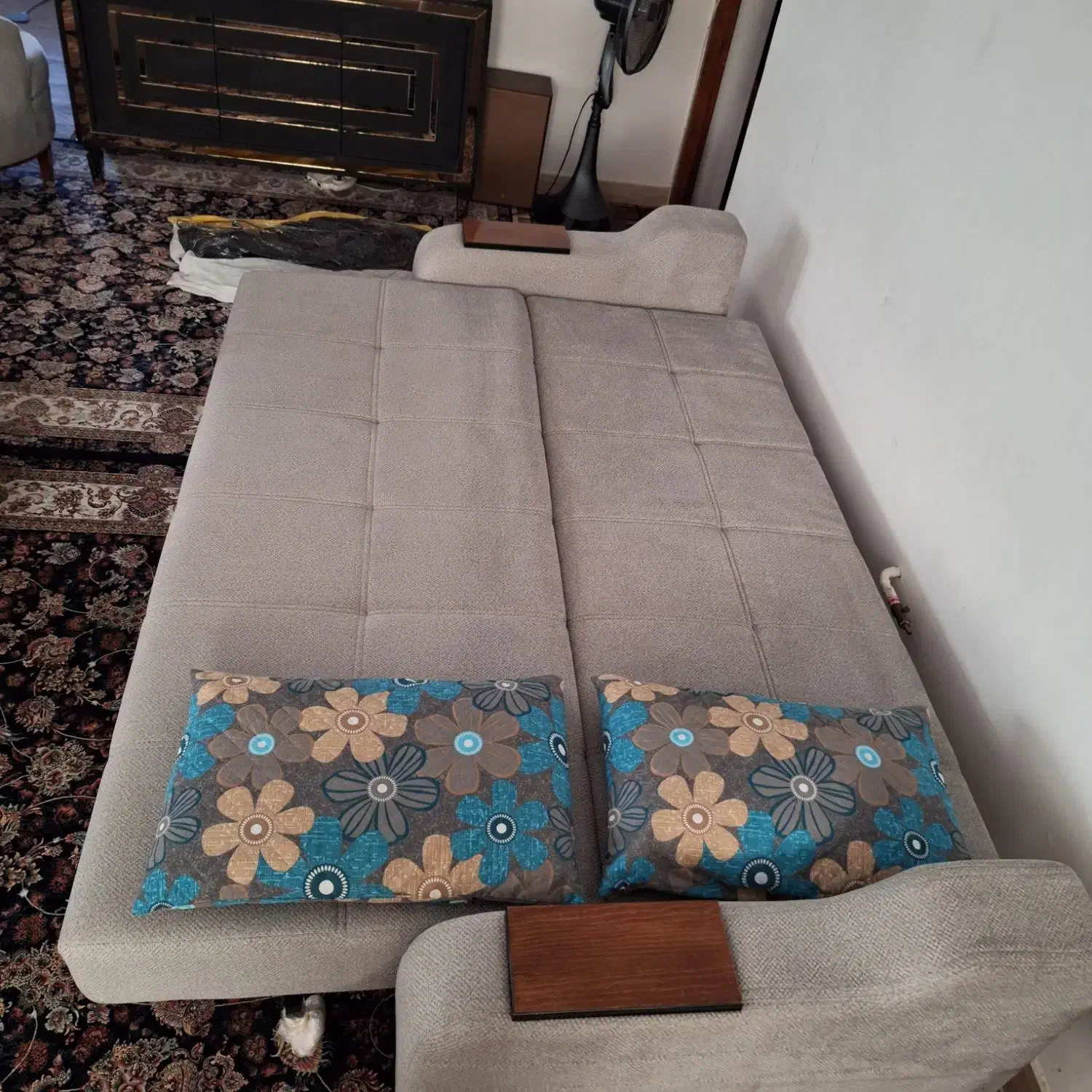 مبل ۶ نفره (۴ نفره تختخواب شو به تخت دو نفره)|مبلمان خانگی و میز عسلی|چالوس, |دیوار