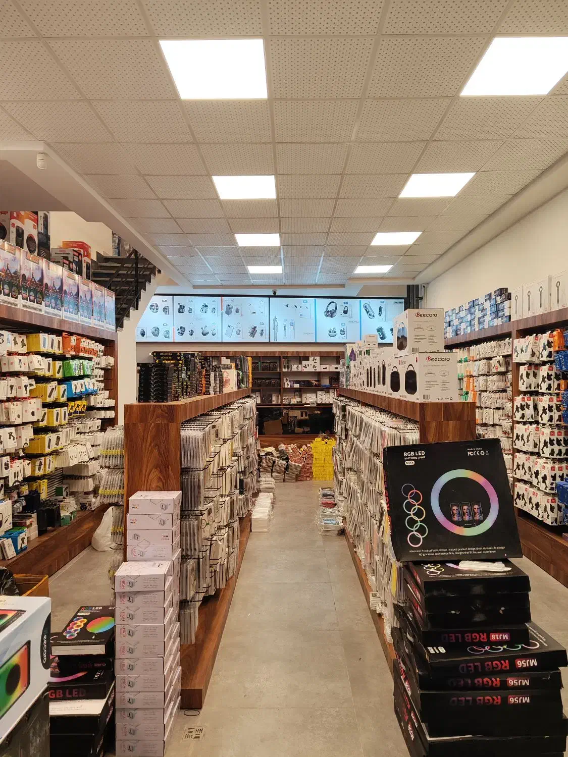 خانم جهت فروش جانبی موبایل|استخدام بازاریابی و فروش|رشت, بازار|دیوار