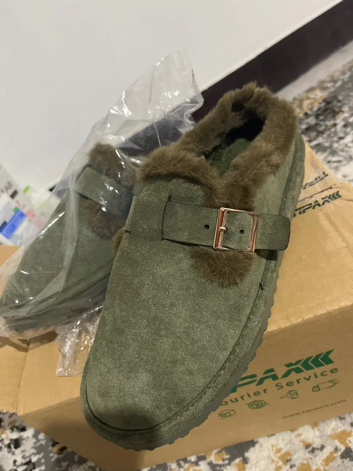 اسلیپر|کیف، کفش، کمربند|ساری, |دیوار