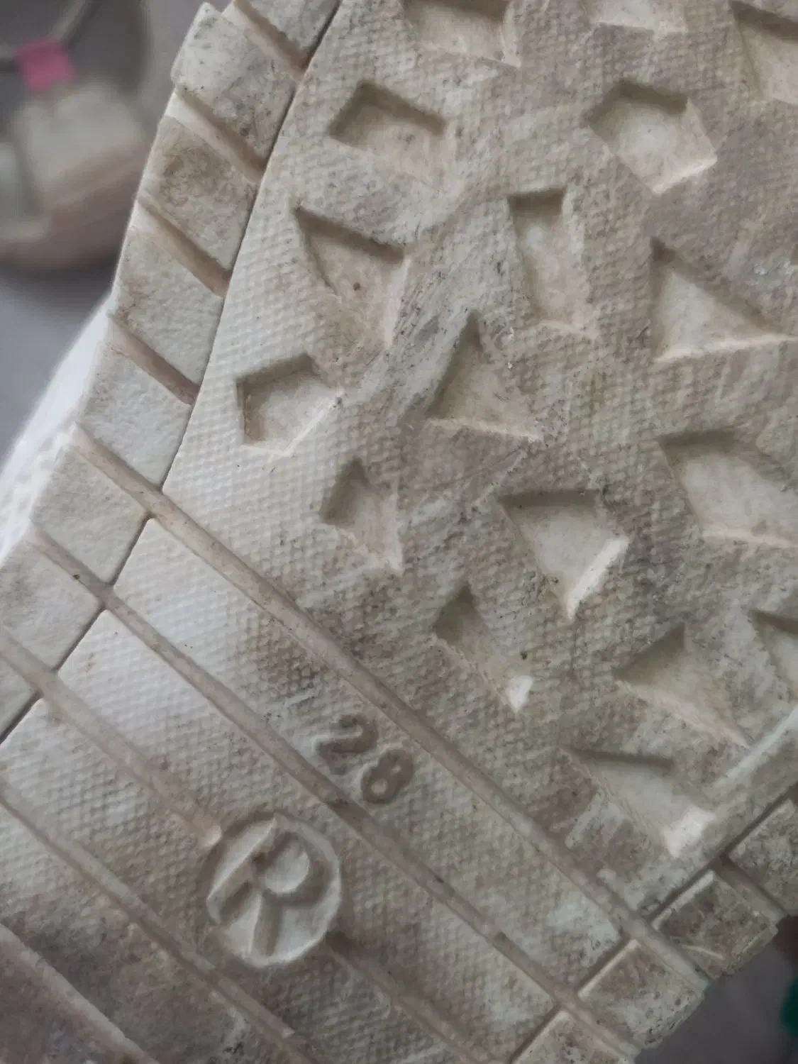 نیم بوت|کفش و لباس بچه|خوی, |دیوار