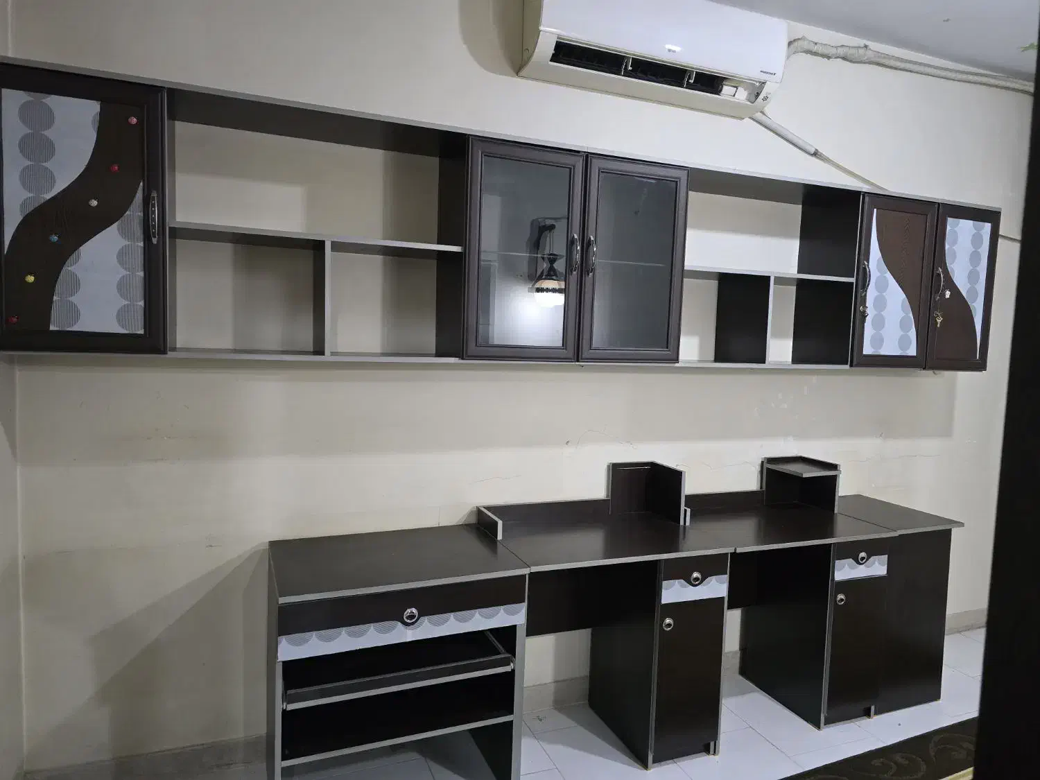 میز تحریر و میزتلویزیون و کتابخونه و قفسه ست|کتابخانه، شلف، قفسه‌های دیواری|اندیشه, اندیشه فاز ۱|دیوار