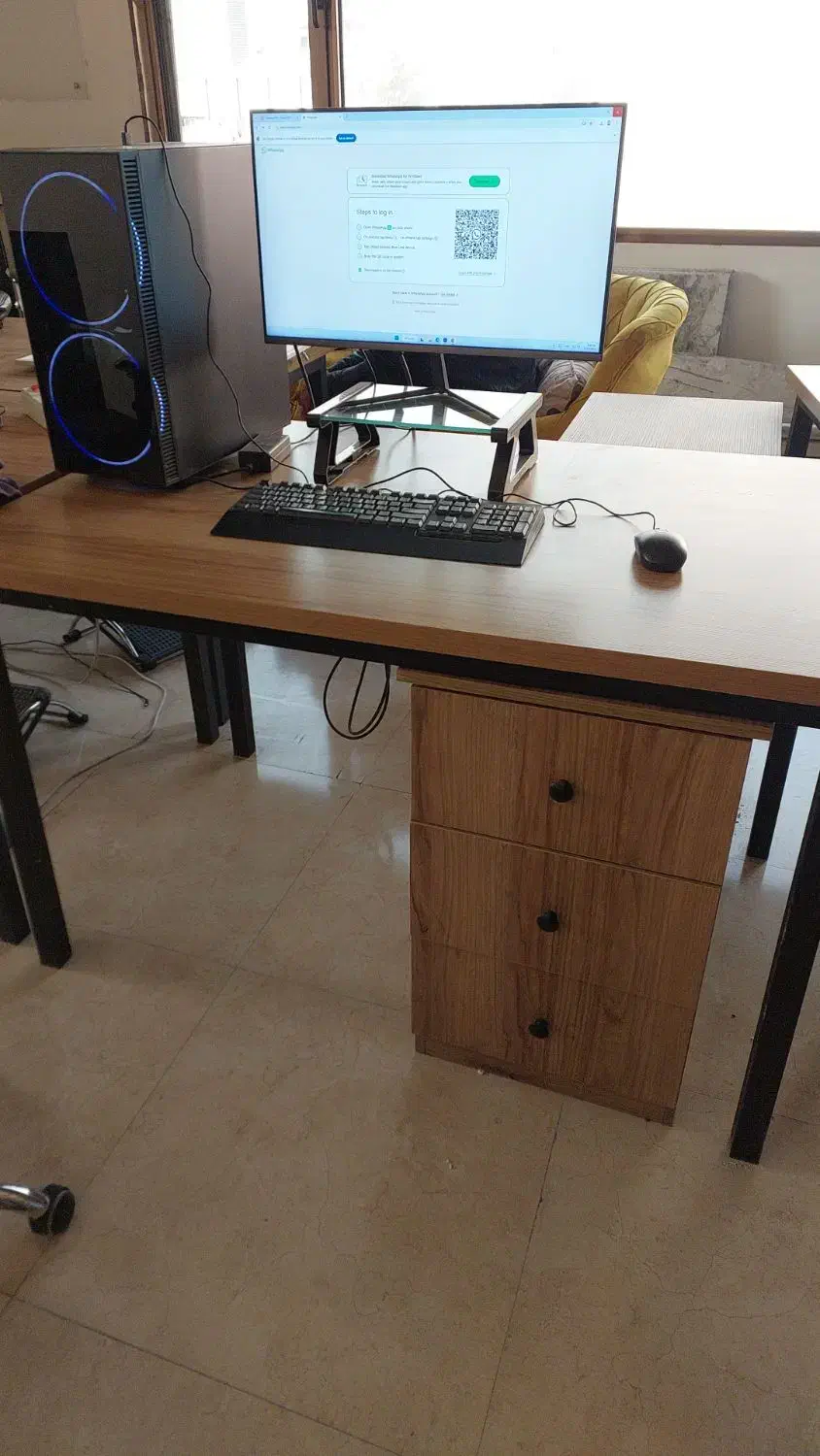 تعدادی میز و صندلی اداری|مبلمان اداری|تهران, شهرک آزمایش|دیوار