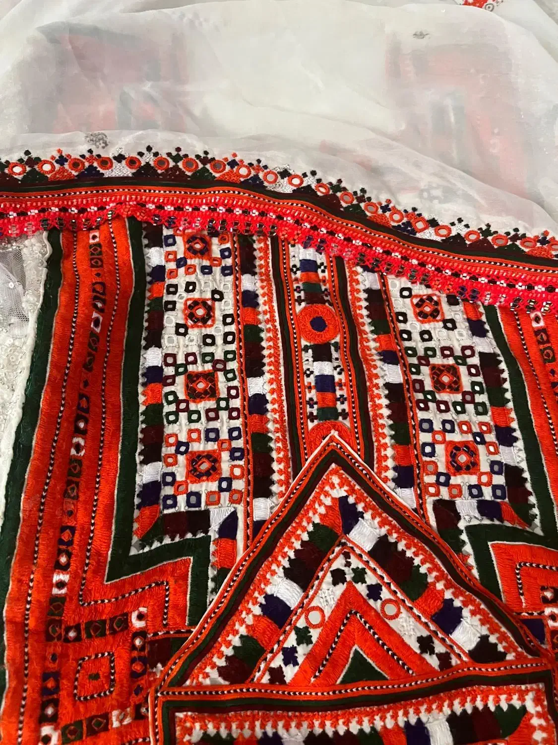 لباس سفید دست دوز|لباس|ایرانشهر, |دیوار