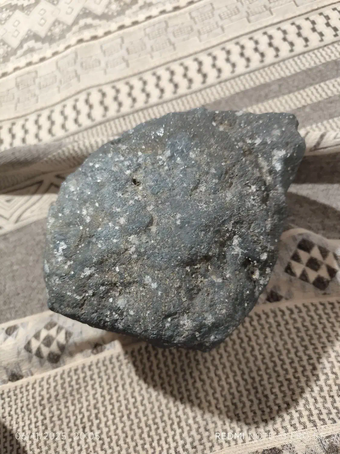 سنگ مشکوک به شهاب سنگ با چگالی بالا و جذب مغناطیس|جواهرات|مهاباد (آذربایجان غربی), |دیوار